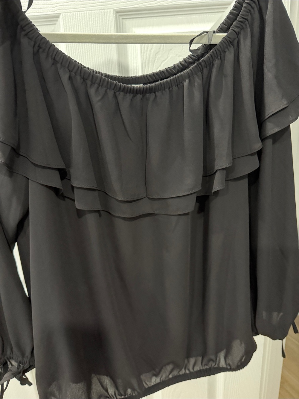 Off-Shoulder Ruffle Long-Sleeve Top - black - Picture 4 of 4